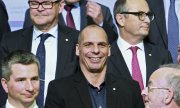 Griechenlands Finanzminister Varoufakis (Mitte) wurde laut Medienberichten auf dem Treffen von seinen Amtskollegen hart angegangen. (© picture-alliance/dpa)