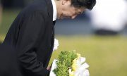 Auf der Gedenkveranstaltung forderte Premier Abe die Abschaffung von Atomwaffen. (© picture-alliance/dpa)