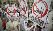 "We don't want a mega-mosquee in Bucharest." Protests against the planned mosque in July 2015. (© picture-alliance/dpa)