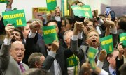 "Impeachment jetzt": Abgeordnete der Opposition feiern die Entscheidung des Parlaments. (© picture-alliance/dpa)