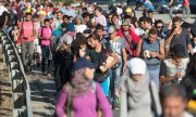 Septembre 2015 : les réfugiés marchent sur l'autoroute pour tenter de rallier l'Allemagne depuis la Hongrie. (© picture-alliance/dpa)