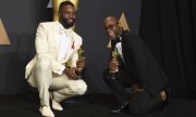 Barry Jenkins (sağda) senaryoyu, dostu Tarell Alvin McCraney'in tiyatro oyununa dayanarak yazdı. İkili Oscar heykelcikleriyle poz veriyor. (© picture-alliance/dpa)