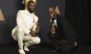 Barry Jenkins (rechts) hat das Drehbuch nach Vorlage des Theaterstück seines Freundes Tarell Alvin McCraney geschrieben, nun posieren beide mit den Oscars. (© picture-alliance/dpa)