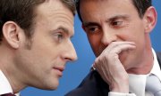 Eski Başbakan Valls, eski ekonomi bakanı Macron (sağda) ile görüşürken. (© picture-alliance/dpa)