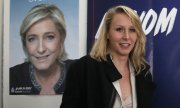 Marion Maréchal-Le Pen vor einem Plakat ihrer Tante Marine Le Pen. (© picture-alliance/dpa)