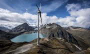 Windkraftanlagen in den Schweizer Alpen (© picture-alliance/dpa)