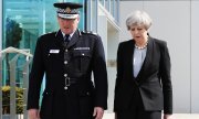 La Première ministre Theresa May avec le chef de la police de Manchester. (© picture-alliance/dpa)