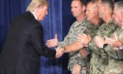 Trump Afganistan'ı konu alan konuşmasından önce ABD'li askerlerle tokalaşırken. (© picture-alliance/dpa)