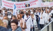 Doctors and orderlies demonstrating on September 24, 2017, in Warsaw. (© picture-alliance/dpa)
