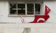 Windows of the building in which newspaper Afrika is based after the attack. (© picture-alliance/dpa)