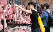 В перечень продуктов, на которые введены  повышенные таможенные пошлины, входят свинина, вино и фрукты. (© picture-alliance/dpa)