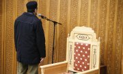 A muezzin calling to prayer in a French mosque. (© picture-alliance/dpa)