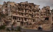 İdlib'te yıkılmaya yüz tutmuş binalar. (© picture-alliance/dpa)