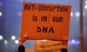 Banner during protests in February 2017 against the Romanian government's attempts to ease the fight against corruption. (© picture-alliance/dpa)