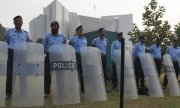 Des policiers devant la Cour suprême pakistanaise, le 31 octobre. (© picture-alliance/dpa)