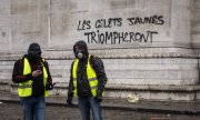 Graffiti on the Arc de Triomphe in Paris. (© picture-alliance/dpa)