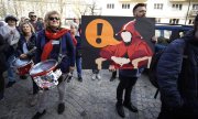 Учителя начали протестовать уже в субботу - перед зданием министерства образования в Варшаве. (© picture-alliance/dpa)