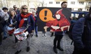 Bereits am Samstag protestierten Lehrer vor dem Bildungsministerium in Warschau. (© picture-alliance/dpa)