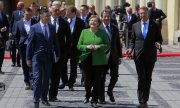 Les chefs d'Etat et de gouvernement se rendant au sommet de Sibiu. A droite : le président roumain Klaus Iohannis. (© picture-alliance/dpa)
