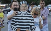 Demonstranten in Bukarest freuen sich über das Urteil des Berufungsgerichts. (© picture-alliance/dpa)