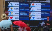 L'administration électorale ukrainienne diffuse les résultats sur un grand écran, à l'extérieur de ses bureaux. (© picture-alliance/dpa)