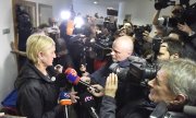 Reporter rangeln sich vor dem Gerichtssaal um ein Interview mit der Mutter der ermordeten Martina Kušnirová. (© picture-alliance/dpa)