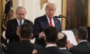 Donald Trump präsentierte seine Ideen in einer gemeinsamen Pressekonferenz mit Israels Premier Benjamin Netanjahu. (© picture-alliance/dpa)