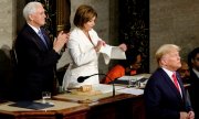 Die Sprecherin des Repräsentantenhauses Nancy Pelosi zerreißt das Rede- Manuskript von Donald Trump direkt nach dessen Ansprache. (© picture-alliance/dpa)