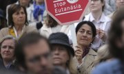 Демонстрация в мае 2018-го года в Лиссабоне. Ранее парламент лишь с небольшим перевесом проголосовал против легализации эвтаназии.  (© picture-alliance/dpa)