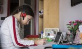 Valentina, élève de primaire à Turin, suit un cours en ligne, le 27 mars. (© picture-alliance/dpa)