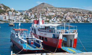 Ferry from Saranda, Albania, to the Greek island of Corfu. (© picture-alliance/dpa)