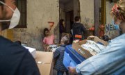 Des bénévoles distribuent des vivres aux personnes dans le besoin, en avril 2020, à Budapest. (© picture-alliance/dpa)