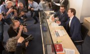 Sebastian Kurz (sağda), İbiza araştırma komisyonunda ifade vermeden önce. (© picture-alliance/dpa)