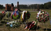 Funeral wreaths in the former Auschwitz-Birkenau concentration camp. (© picture-alliance/dpa)