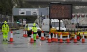 La fermeture des frontières de la France, y compris pour le transport des marchandises, provoque des embouteillages de camions devant l'embarcadère du port de Douvres. (© picture-alliance/dpa/Kirsty Wigglesworth)