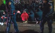 La police disperse un sit-in devant le centre d'expulsion à Vienne, jeudi matin. (© picture-alliance/dpa)
