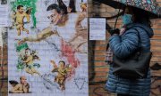 Sokak sanatçısı Cristina Donati, Milano'daki bir eserinde Mario Draghi'yi tanrı, etrafındaki siyasetçileriyse melek olarak resmetmiş. (© picture-alliance/Photoshot)