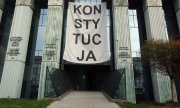 Ein Banner mit der Aufschrift "Verfassung" hängt im November 2018 vor dem Obersten Gerichtshof in Polen. (© picture-alliance/Natalie Skrzypczak)