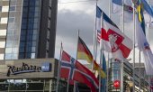 The red-white-red flag of the Belarusian opposition flies outside the hotel where the teams are accommodated for the ice hockey championships. (© picture alliance/KEYSTONE SALVATORE DI NOLFI)