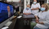 Medizinerinnen lauschen der Sendung "Direkter Draht zu Wadimir Putin". Dieser ordnete nun in einigen Regionen eine Impfpflicht für einzelne Branchen an. (© picture-alliance/Aleksandr Kondratuk)