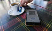 Ein Tässchen Kaffee nur noch mit Covid-Pass: In einigen Ländern ist das schon Realität. (© picture-alliance/Charly Jurine)