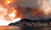 Flammen dicht am griechischen Dorf Limni auf Euböa. (© picture-alliance/Michael Pappas)
