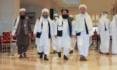 Taliban negotiators arriving for negotiations in Doha on 12 August 2021. (© picture alliance/AP/Hussein Sayed)