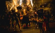 La procession finale de la Festa Major de Gracia, fête populaire célébrée chaque année à Barcelone. (© picture alliance/ZUMAPRESS.com/Matthias Oesterle)