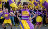 Freude bei den Befürwortern: 56,4 Prozent der Berliner Wähler stimmten für die Forderung "Deutsche Wohnen und Co. enteignen". (© picture-alliance/dpa/Monika Skolimowska)