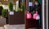 Since 21 October restaurants such as this one in Ogre near Riga can only offer takeaway food again. (© picture alliance/Xinhua News Agency/Edijs Palens)