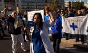 Греция: акция протеста против введения обязательной вакцинации для больничного персонала. (© picture-alliance/Роберт Гайс)