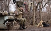 Eine ukrainische Soldatin an der Grenze zu den von Russland kontrollierten Gebieten in der Ostukraine. (© picture alliance/ASSOCIATED PRESS/Andriy Dubchak)