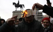 Protestierende verbrennen in Ankara ihre Stromrechnung. (© picture alliance/ASSOCIATED PRESS/Burhan Özbilici)