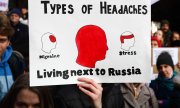 Краков: плакат на акции протеста против действий России (типы головной боли: слева - мигрень, справа - стресс, в центре - когда живёшь рядом с Россией). (© picture-alliance/NurPhoto/Якуб Пожицкий)